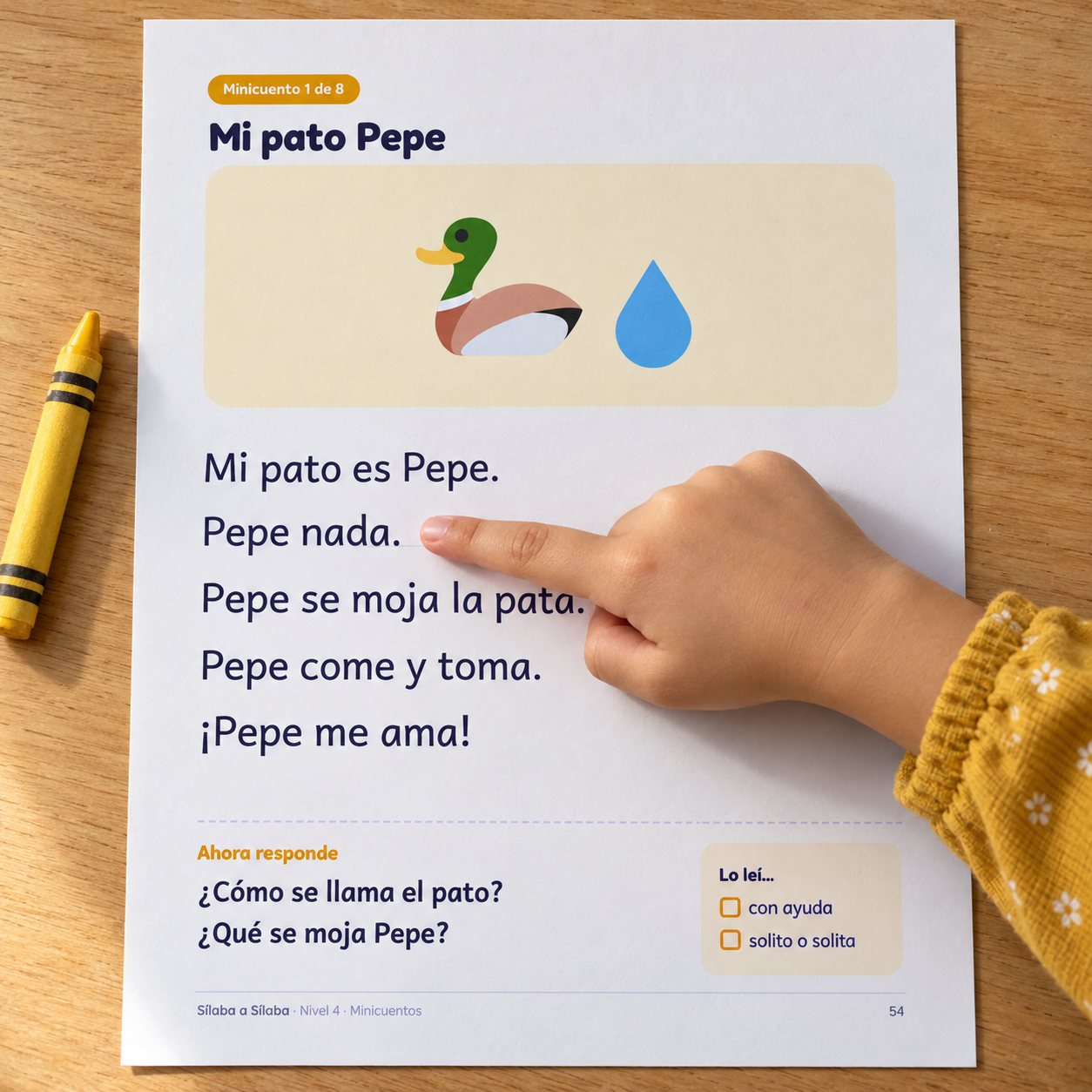 El dedo de una niña sigue el texto del minicuento Mi pato Pepe